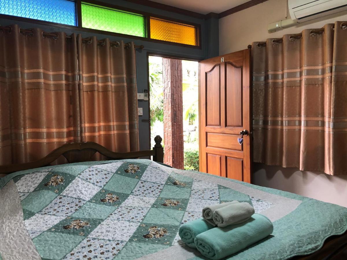 Ruen Thai Ban Rim Nam Kamphaeng Phet Extérieur photo