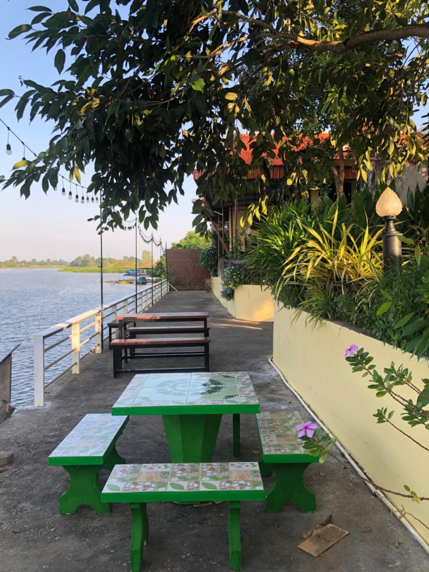 Ruen Thai Ban Rim Nam Kamphaeng Phet Extérieur photo