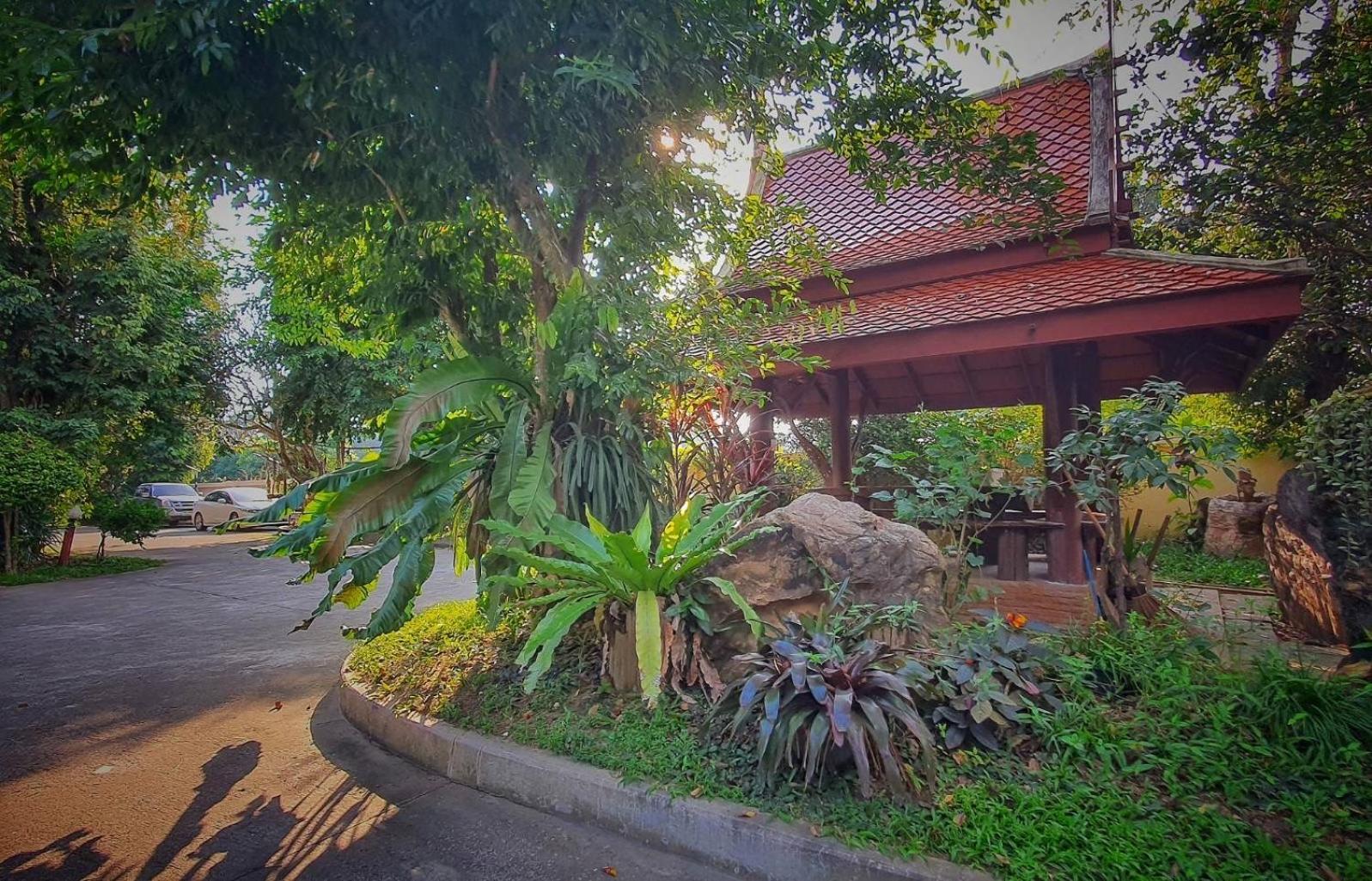 Ruen Thai Ban Rim Nam Kamphaeng Phet Extérieur photo