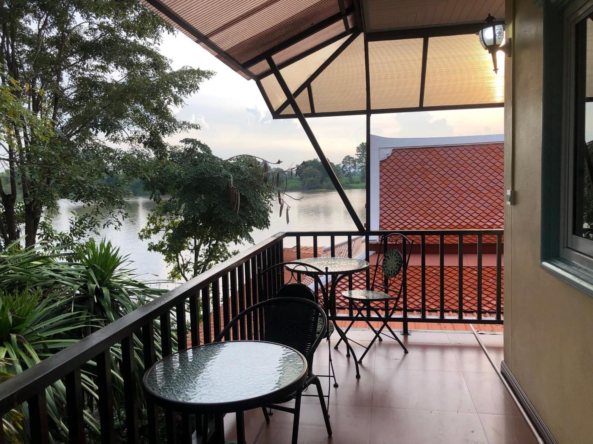 Ruen Thai Ban Rim Nam Kamphaeng Phet Extérieur photo