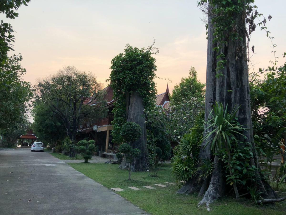 Ruen Thai Ban Rim Nam Kamphaeng Phet Extérieur photo