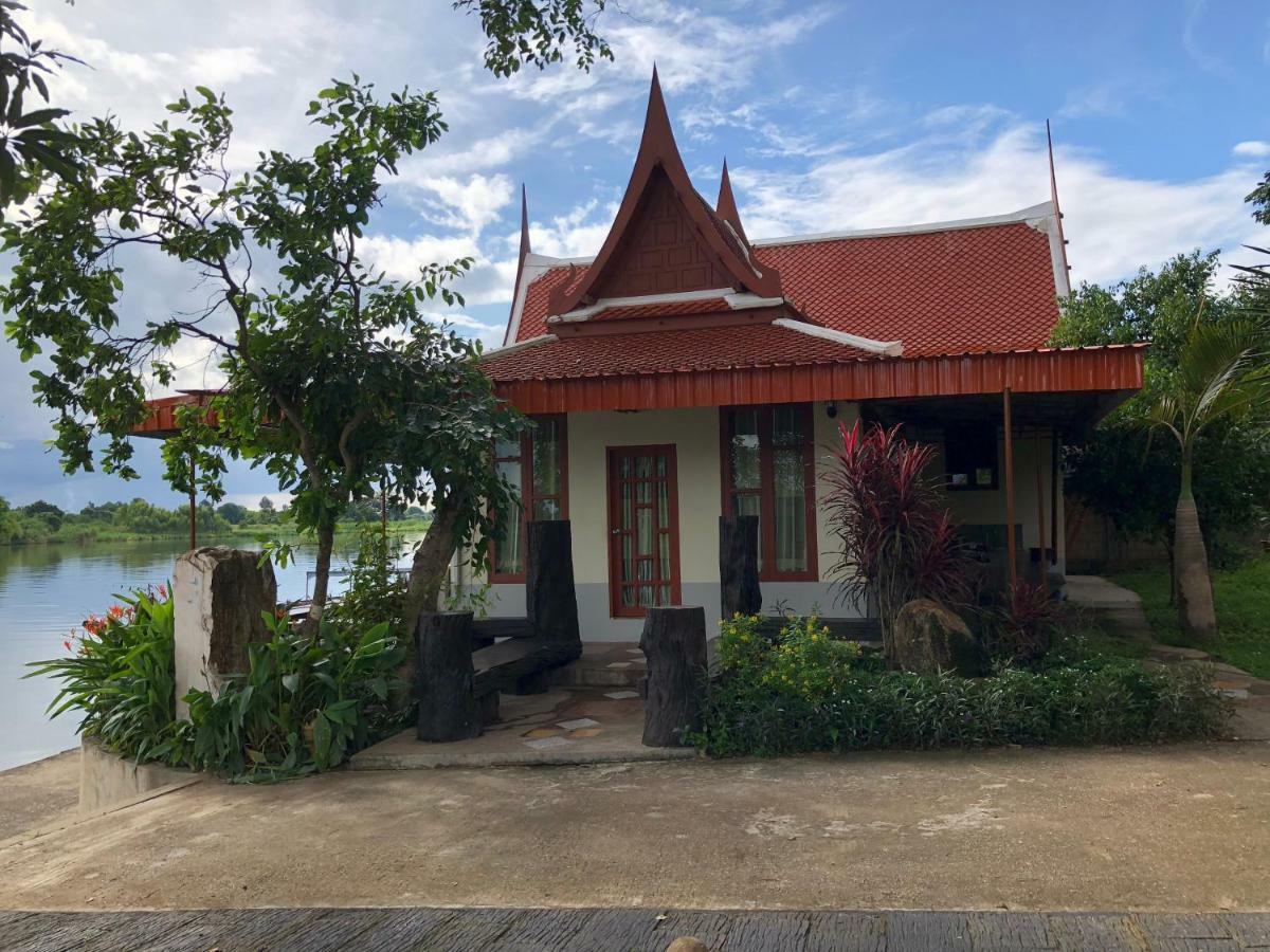 Ruen Thai Ban Rim Nam Kamphaeng Phet Extérieur photo