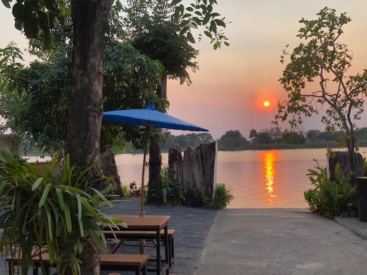 Ruen Thai Ban Rim Nam Kamphaeng Phet Extérieur photo