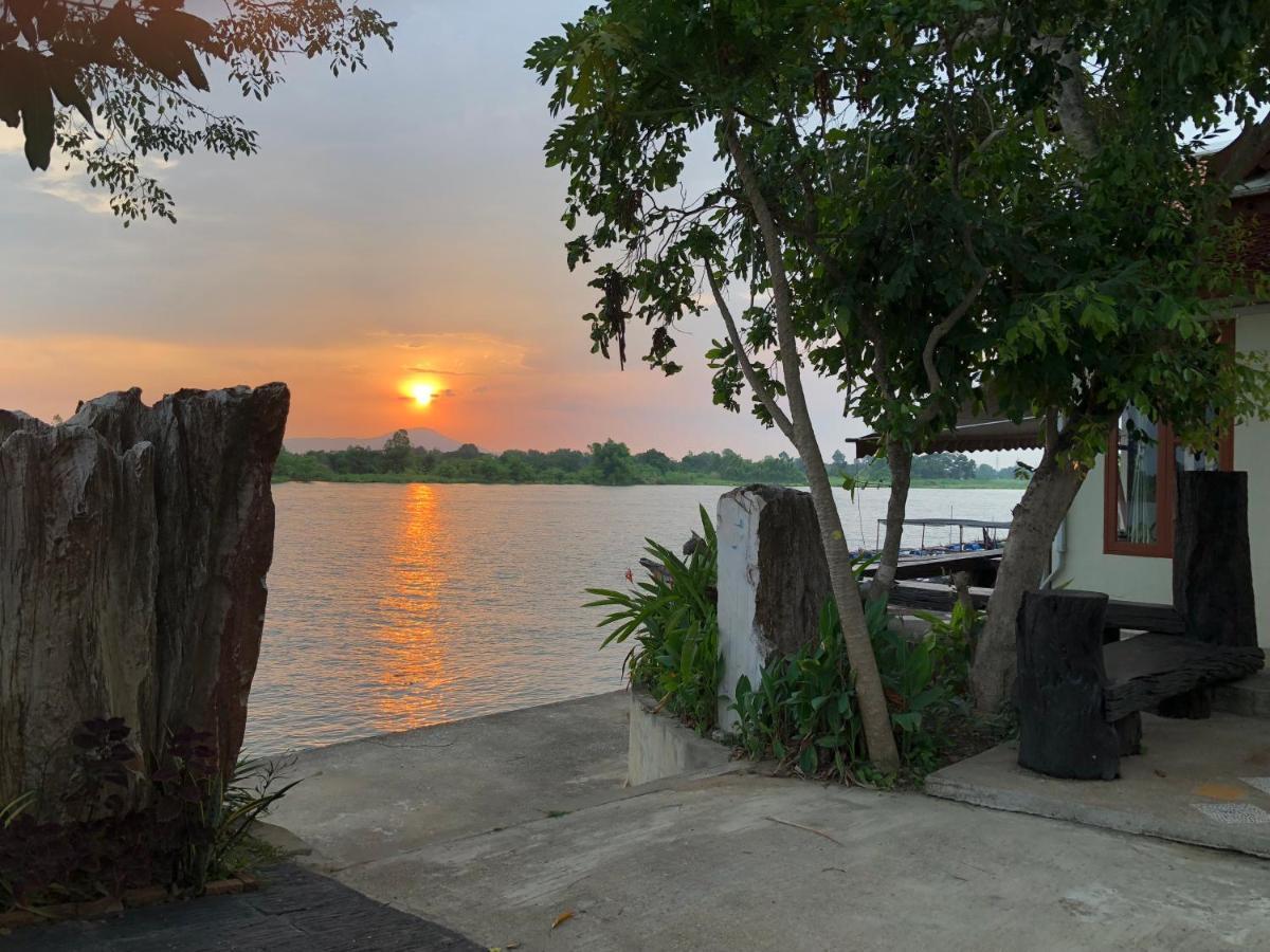 Ruen Thai Ban Rim Nam Kamphaeng Phet Extérieur photo